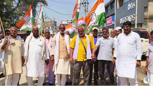 गैस सिलेंडर की बढ़ती कीमत पर कांग्रेस का प्रदर्शन, प्रधानमंत्री व पेट्रोलियम मंत्री का फूंका पुतला 